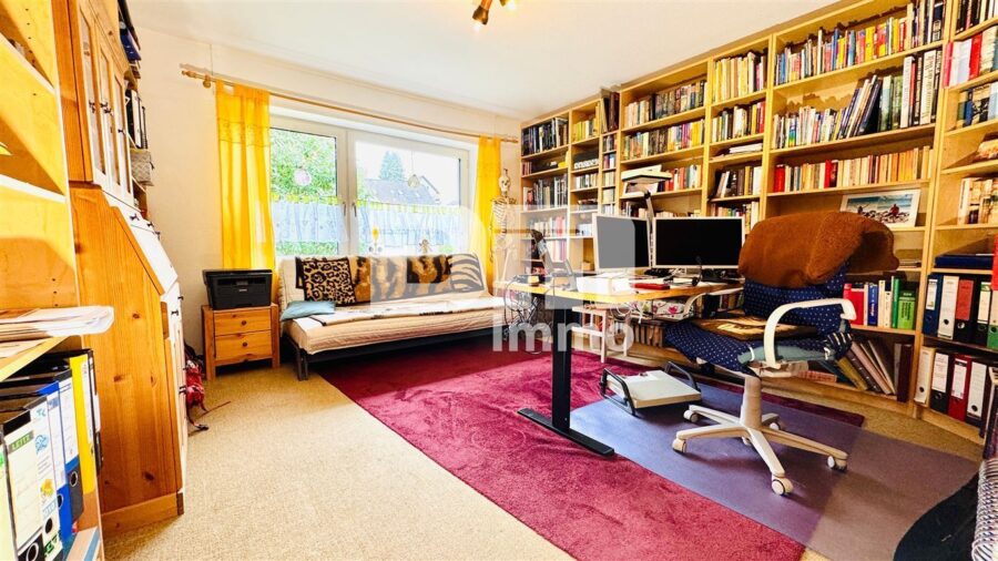 Modernisiertes Einfamilienhaus mit Einliegerwohnung, Wintergarten, Sauna und 2 Garagen - EG Gästezimmer / Büro